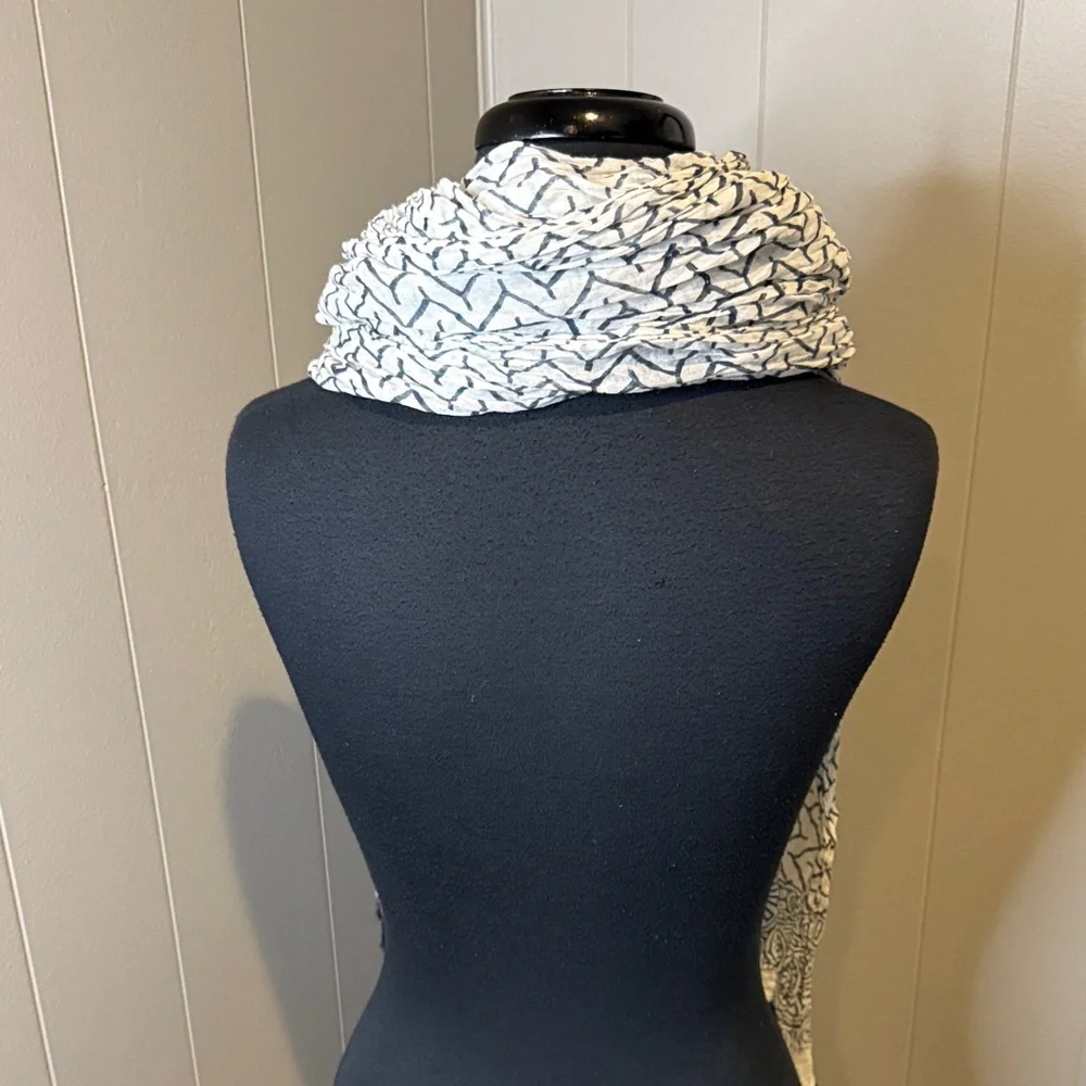 B14 Women’s Chic Navy Purple and White Patterned Scarf - Picture 4 of 8